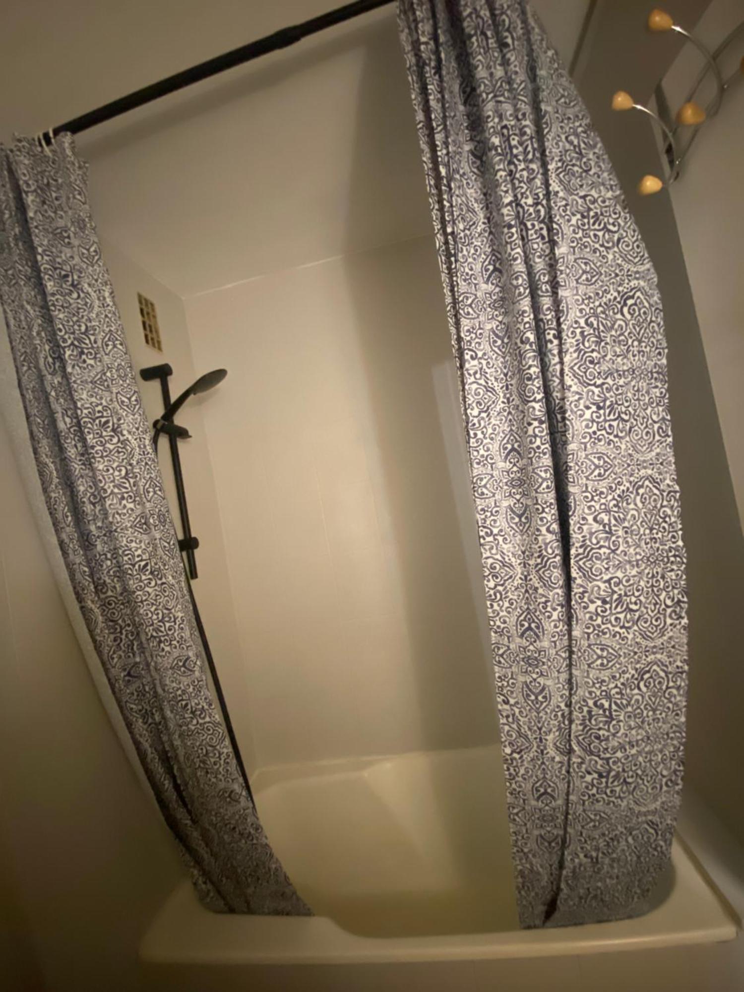 Bel Appartement Spacieux ,Convivial De 3 Chambres Avec Parking Prive Secure Caen Exterior foto