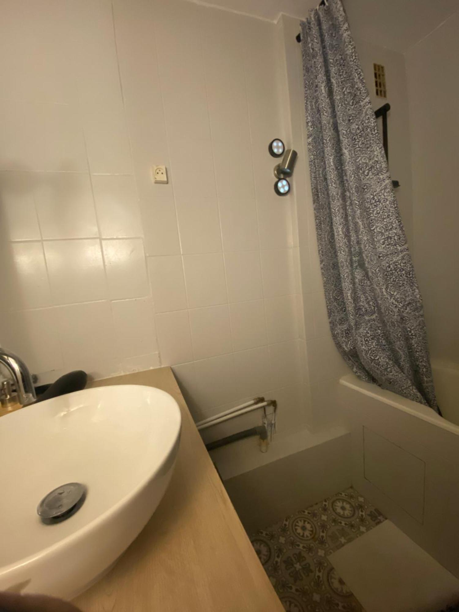 Bel Appartement Spacieux ,Convivial De 3 Chambres Avec Parking Prive Secure Caen Exterior foto